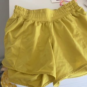 lululemon hotty hots 4” (yellow)